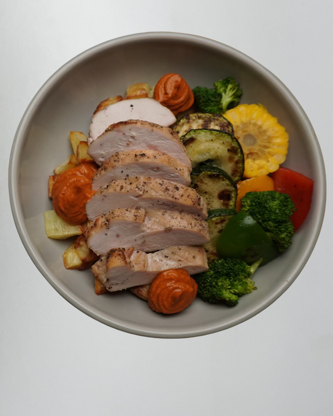 Pollo al grill concsalsa romesco casera.